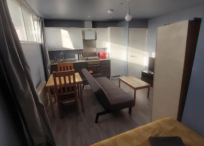 Modern Studio Maidstone - Redecorated Oct 2023