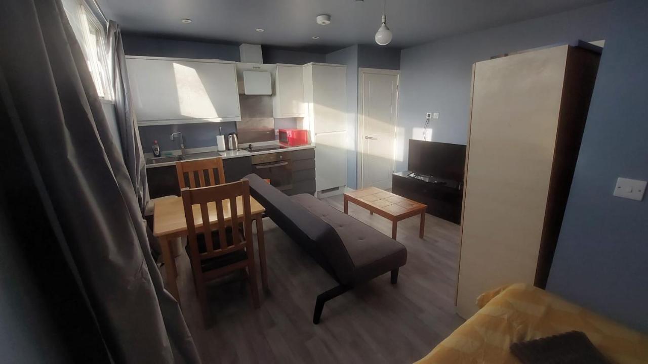 Modern - Redecorated Oct 2023 Maidstone