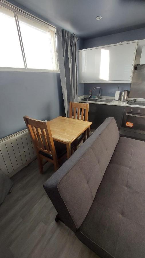 Modern - Redecorated Oct 2023 Maidstone