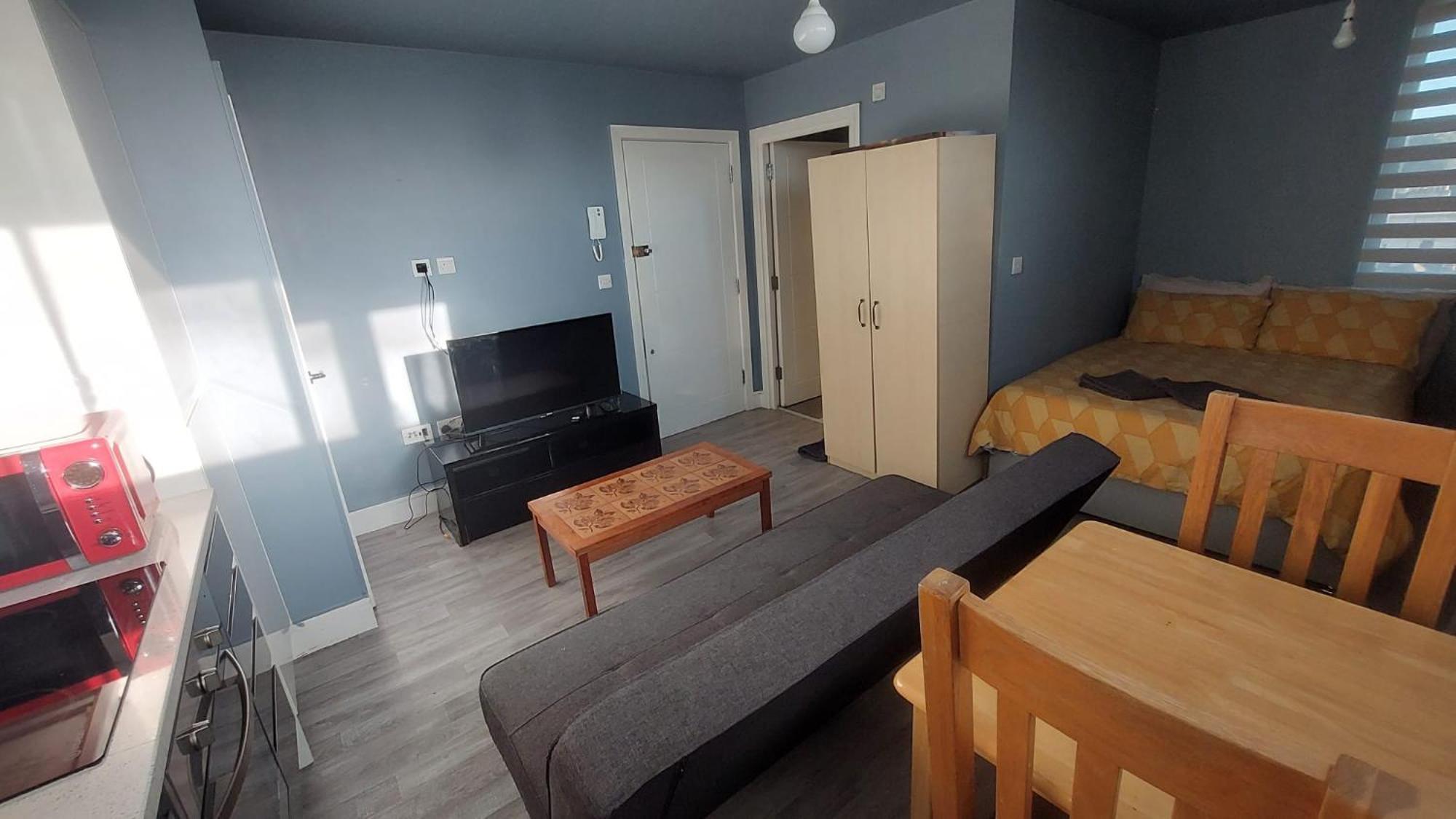 Modern - Redecorated Oct 2023 Maidstone