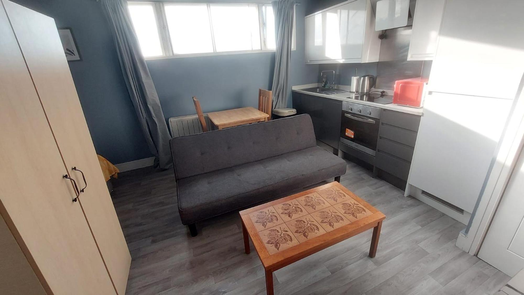 Modern - Redecorated Oct 2023 Maidstone