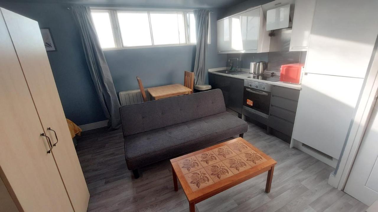 Modern - Redecorated Oct 2023 Maidstone